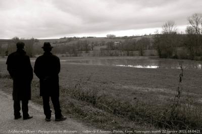 photographie “Le Jour ni l’Heure 9724 : Paysage avec les Messieurs (Mathieu François du Bertrand & Stéphane Bily), vallée de l’Auroue, Plieux, Gers, Gascogne, mardi 22 janvier 2013, 18:04:21” par Renaud Camus — www.renaud-camus.net — portrait, double portrait, Mathieu François du Bertrand, Stéphane Bily, hommes, men, hommes en noir, paysage, landscape, soir, evening