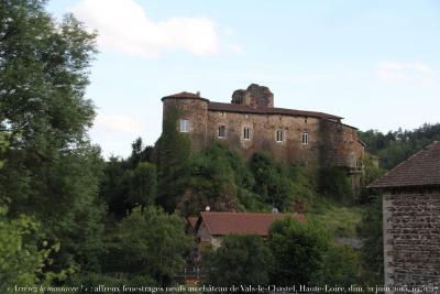 photographie “« Arrêtez le massacre ! » : affreux fenestrages tout neufs gâchant le chastel, XIIIe-XVe s., de Vals-le-Chastel, Haute-Loire, Auvergne, dimanche 21 juin 2015, 19:51:27” par Renaud Camus — www.renaud-camus.net — Vals-le-Chastel, château, chastel, vandalisme, vandalism, « Arrêtez le massacre ! », fenestrage, huisserie, restauration, Haute-Loire, Auvergne, 21 juin 2015