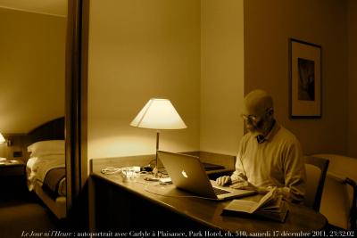 photographie “Le Jour ni l\'Heure 1188 : autoportrait avec Carlyle, Park Hotel, ch. 510, Plaisance, Émilie-Romagne, Italie, samedi 17 décembre 2011, 23:32:02” par Renaud Camus — www.renaud-camus.net — selfportrait, autoritratto, selfbildnis, chambre d'hôtel, hotel room, Plazencia, Emilia-Romagna, Italia, Thomas Carlyle