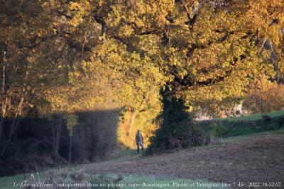photographie “Le Jour ni l‘Heure 1157 : autoportrait dans un paysage — entre Bournaguet (Plieux) et Taurignac (Miradoux), Gers, mercredi 7 décembre 2022, 16:52:57” par Renaud Camus — www.renaud-camus.net — autoportrait, selfportrait, autoritratto, autoportrait dans un paysage, Lomagne, Taurignac, Gers, Miradoux, Bournaguet, Plieux, Gascogne, crépuscule