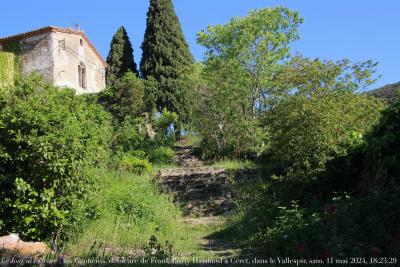 photographie “Le Jour ni l’Heure 6401 : les Capucins, demeure du peintre Frank Burty Haviland, 1886-1971, à Céret, dans le Vallespir, Pyrénées-Orientales, samedi 11 mai 2024, 18:23:29” par Renaud Camus — www.renaud-camus.net — Céret, Capucins, Les Capucins, Haviland, Frank Burty Haviland, peintre, painter, Demeures de l’esprit, traité des Pyrénées, école de Céret, Vallespir, Pyrénées-Orientales, 12 mai 2024