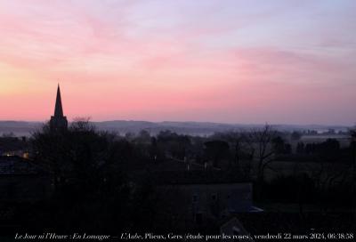 photographie “Le Jour ni l’Heure 3625 : En Lomagne — L’Aube, Plieux, Gers (étude pour les roses), vendredi 22 mars 2024, 06:38:58” par Renaud Camus — www.renaud-camus.net — Aube, L’Aube, Plieux, Gers, vue, Fenêtre de la salle des bains, église, Lomagne, En Lomagne, Gascogne