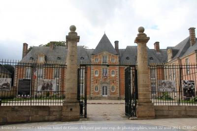 photographie “« Arrêtez le massacre ! » 9983 : Alençon, hôtel de Guise, 1630 (préfecture), défiguré par une exposition de photographies, vendredi 22 août 2014, 17:05:07” par Renaud Camus — www.renaud-camus.net — « Arrêtez le massacre ! », vandalisme, vandalism, esposition de photographies en plein air, préfecture, hôtel de la préfecture, Guise, hôtel de Guise, Orne, Charles Fromont de la Besnardière, Basse-Normandie, Normandie, 22 août 2014