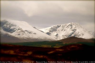 photographie “Le Jour ni l’Heure 0641 : Paysage pré-posthume n° 57 — Rannoch Moor, Perthshire, Highland, Écosse, Grande-Bretagne, dimanche 15 avril 2012, 11:06:31” par Renaud Camus — www.renaud-camus.net — landscape, neige, snow, Rannoch Station, Moor of Rannoch, Scotland