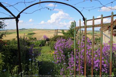 photographie “Le Jour ni l’Heure 7126  : En Lomagne — Plieux, Gers, le jardin Cabestaing, samedi 18 mai 2024, 18:06:14” par Renaud Camus — www.renaud-camus.net — Plieux, Gers, Gascogne, Lomagne, En Lomagne, jardin, Le Jardin Cabestaing, fleurs, portail, 18, mai, 2024