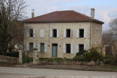 photographie “« Arrêtez le massacre » : ex-belle maison ravagée par l’arrachage des enduite et le fenestrage intempestif, France, Sud-Ouest, 2023” par Renaud Camus — www.renaud-camus.net — « Arrêtez le massacre ! », massacre, Grande Pelade, vandalisme, enduit, crépi, arrachement des enduits, arrachage des crépis, façade, maison, 2023