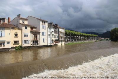 photographie “Le Jour ni l’Heure 1402 : La Vie comme à Saint-Girons — Ariège, Occitanie, mardi 20 août 2019, 15:49:58” par Renaud Camus — www.renaud-camus.net — Saint-Girons, Ariège, Occitanie, Salat, rivière, quai, 20 août 2019