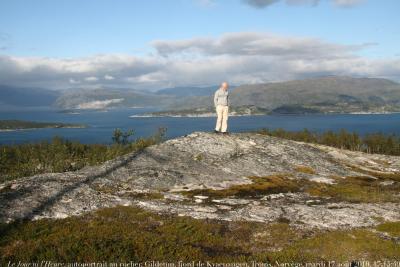 photographie “Le Jour ni l\'Heure : autoportrait au rocher, Gildetun, Kvaenangenfjord, Troms, Norvège, mardi 17 août 2010, 17:15:49” par Renaud Camus — www.renaud-camus.net