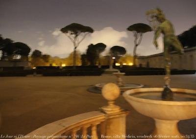 photographie “Le Jour ni l’Heure 2574 : Paysage préposthume n° 246 (Le Parc) — Rome, villa Médicis, vendredi 26 février 2016, 20:34:35” par Renaud Camus — www.renaud-camus.net — Rome, Roma, Villa Médicis, Villa Medici, Paysage préposthume, Paysage préposthume n° 246 (Le Parc), parc, parco, Giardini della villa Medici, Jardins de la villa Médicis, Giambologna, Mercure, Mercurio, Jean de Bologne, loggia, 26 février 2016