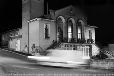 photographie “Le Jour ni l’Heure 8176 : La Vie comme à Saint-Puy (Gers) — salle des Fêtes, c. 1955-1960 (?), dimanche 19 juillet 2015, 22:52:16” par Renaud Camus — www.renaud-camus.net — Saint-Puy, Gers, Gascogne, Midi-Pyrénées, salle des Fêtes, architecture, Quatrième République, 19 juillet 2015