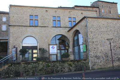 photographie “« Arrêtez le massacre ! » : office du Tourisme de Joyeuse,  Ardèche, maison Renaissance salopée de la belle manière, dimanche 27 novembre 2016, 12:45:30” par Renaud Camus — www.renaud-camus.net — « Arrêtez le massacre ! », massacre, Au Pays des Vandales, vandalisme, vandalism, Joyeuse, Ardèche, Office du tourisme, Syndicat d’initiative, tourisme, maison, Renaissance, signlisation, désignalisation, sursignalisation, 27 décembre 2016