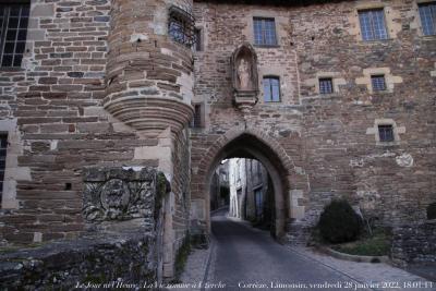 photographie “Le Jour ni l\'Heure : La Vie comme à Uzerche  — Corrèze, Limousin, vendredi 28 janvier 2022, 18:01:13” par Renaud Camus — www.renaud-camus.net — Le Jour ni l'Heure, La Vie comme à Uzerche, Corrèze, Limousin, vendredi 28 janvier 2022, 18:01:13, poterne, portail, pierres, entrée