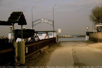 photographie “Le Jour ni l\'Heure 1932 : Voyage en Italie — Le Bain des Anges — Un soir à Bellaria-Igea Marina, province de Rimini, Émilie-Romagne, mercredi 21 décembre 2011, 17:07:36” par Renaud Camus — www.renaud-camus.net — paysage, landscape, paesagi, marina, adriatico, adriatique, mer, beach, piaggia, inverno, hiver, mare, sea, Emilia-Romagna, Italia, Panzini, Alfredo Panzini