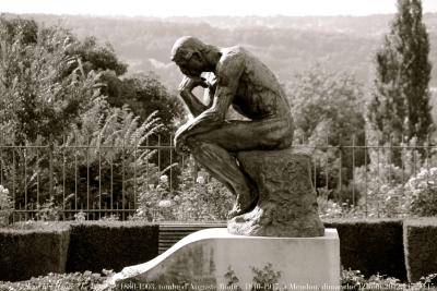 photographie “Le Jour ni l’Heure 7571 : Le Penseur, 1880-1903, tombe d’Auguste Rodin, 1840-1917, villa des Brillants, Meudon, Hauts-de-Seine, Île-de-France, dimanche 12 août 2012, 17:50:15” par Renaud Camus — www.renaud-camus.net — sculpture, sculpteur, sculptor, The Thinker, grave, tombeau, sépulture