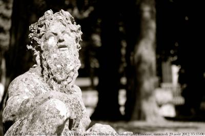 photographie “Le Jour ni l’Heure 0325 : divinité fluviale, allégorie, XVIIe s., parc du château de Chamarande, Essonne, Île-de-France, mercredi 29 août 2013, 15:15:00” par Renaud Camus — www.renaud-camus.net — sculpture, statue, river, fleuve, Neptune, classsicisme, classicism, Louis XIV, classique, classical