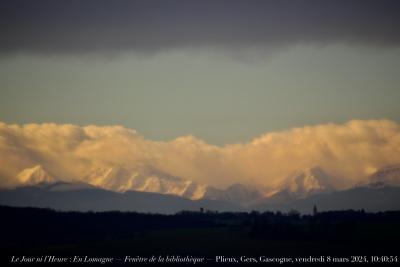 photographie “Le Jour ni l’Heure : En Lomagne — Fenêtre de la bibliothèque — Plieux, Gers, Gascogne, vendredi 8 mars 2024, 10:40:54” par Renaud Camus — www.renaud-camus.net — Pyrénées, Lomagne, En Lomagne, Plieux, Gers, Gascogne, Fenêtre de la Bibliothèque