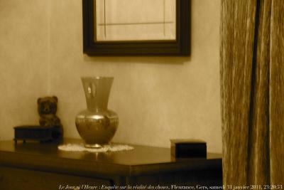 photographie “Le Jour ni l\'Heure 2967 : Enquête sur la réalité des choses, Fleurance, Gers, samedi 31 décembre 2011, 23:20:53” par Renaud Camus — www.renaud-camus.net — objets, nature morte, ours, miroir, mirror, vase, Morandi, Giorgio Morandi, rideau, curtain