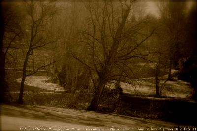 photographie “Le Jour ni l\'Heure 3760 : Paysage pré-posthume — En Lomagne — Plieux, vallée de l\'Auroue, lundi 9 janvier 2012, 15:51:11” par Renaud Camus — www.renaud-camus.net — landscape, rivière, river, valley, vallée  de l'Auroue, vallée, Lomagne, Gascogne, Gascony, preposthumous, arbres, trees