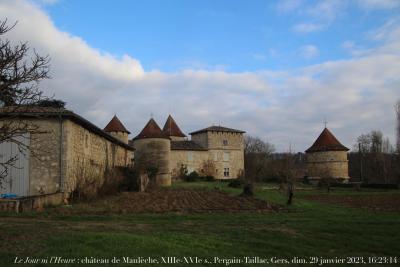 photographie “Le Jour ni l’Heure 3080 : château de Manlèche, XIIIe-XVIe s., Pergain-Taillac, Gers, Gascogne, dimanche 29 janvier 2023, 16:23:14” par Renaud Camus — www.renaud-camus.net — Manlèche, château de Manlèche, Pergain-Taillac, Taillac, château, Gers, Gascogne