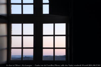 photographie “Le Jour ni l’Heure 5132 : En Lomagne — l’aube vue de l’oreiller, Plieux, salle des Nuits, vendredi 19 avril 2024, 06:57:04” par Renaud Camus — www.renaud-camus.net — aube, l’aube, Plieux, salle des Nuits, Gachepouy, oreiller, fenêtre, croisée, Lomagne, En Lomagne, Gers, Gascogne, lit