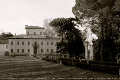 photographie “Le Jour ni l\'Heure 2139 : Voyage en Italie — La Monaldina, c. 1740, Gambellara, province de Ravenne, Émilie-Romagne, jeudi 22 décembre 2011, 14:35:13” par Renaud Camus — www.renaud-camus.net — architecture, architettura, XVIIIe siècle, sièce les Lumières, Age of Enlightment, La Villegiatura, La Trilogia della Villegiatura, maison, casa