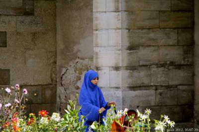 photographie “Le Jour ni l’Heure 8183 : La Vie comme à Meaux, Seine-&-Marne, Île-de-France, jeudi 16 août 2012, 16:07:29” par Renaud Camus — www.renaud-camus.net — Meldoise, femme voilée, jeune femme
