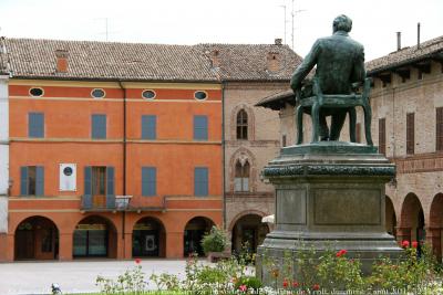 photographie “Le Jour ni l\'Heure 0596 : la casa Barezzi, demeure de l\'épicier et mécène Antonio Barezzi, protecteur et beau-père de Verdi, 1787-1867, et statue de Verdi, Busseto, prov. de Parme, Émilie-Romagne, Italie, dimanche 7 août 2011, 12:55:31” par Renaud Camus — www.renaud-camus.net — Demeures de l'esprit, maisons d'artiste, statua, compositeur, musique, musica, opéra, opera, casa di musicista, Antonio Barezzi, Parma, Emilia-Romagna