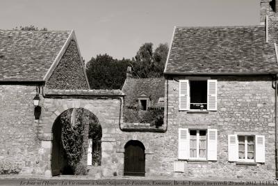 photographie “Le Jour ni l’Heure 0277 : La Vie comme à Saint-Sulpice-de-Favières, Essonne, Île-de-France, mercredi 29 août 2012, 14:18:45” par Renaud Camus — www.renaud-camus.net — village, maison, house, architecture, fenêtre, porte cochère