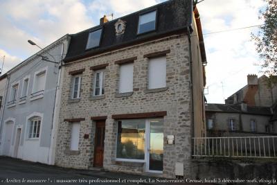 photographie “« Arrêtez le massacre ! » 0103 : massacre exhaustif  et très professionnel (la lucarne montre le style originel du bâtiment) d’une ex-maison bourgeoise de La Souterraine, Creuse, lundi 5 décembre 2016, 16:09:41” par Renaud Camus — www.renaud-camus.net — massacre, « Arrêtez le massacre ! », vandalisme, vandalism, maison, rusticisation, Creuse, La Souterraine, façade, enduit, crépi, poutre, poutre-linteau, 5 décembre 2016, arrachage, arrachement