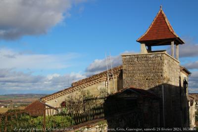 photographie “Le Jour ni l’Heure 2951 : L’Échelle de Jacob — En Lomagne — Plieux, Gers, Gascogne, samedi 24 février 2024, 16:50:00” par Renaud Camus — www.renaud-camus.net — échelle, ladder, L’Échelle de Jacob, échelle de Jacob, Bible, Plieux, Lomagne, En Lomagne, Gers, Gascogne, Gascony, village, porte