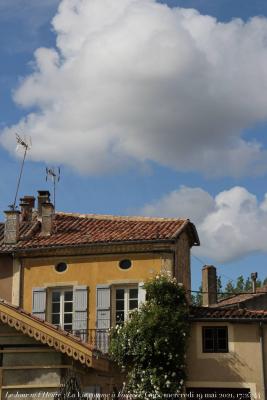 photographie “Le Jour ni l\'Heure : La vie comme à Fourcès, Gers — mardi 19 mai 2021, 17:25:44” par Renaud Camus — www.renaud-camus.net — Le Jour ni l'Heure, La vie comme à, Fourcès, Gers, mardi 19 mai 2021, 17:25:44