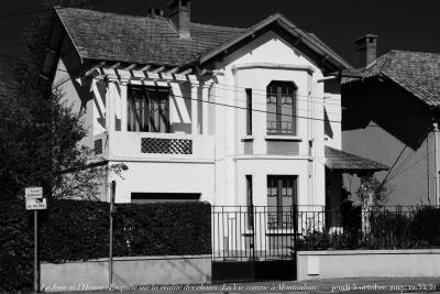 photographie “Le Jour ni l’Heure 1831 : Enquête sur la réalité des choses (La Vie comme à Montauban) — jeudi 5 octobre 2017, 12:33:32” par Renaud Camus — www.renaud-camus.net — Montauban, Tarn-et-Garonne, Occitanie, rue de Selves, maison, villa, La Vie comme à Montaiban, Enquête, Enquête sur la réalité des choses, La Vie comme à Montauban, ipséité, réalité, réalité des choses, 5 octobre 2017, aleph