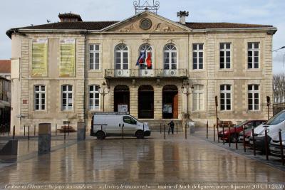 photographie “Le Jour ni l’Heure 6416 : Au pays des vandales — « Arrêtez le massacre ! » — hôtel de ville d’Auch, XVIIIe s., défiguré par des banderoles, mercredi 8 janvier 2014, 13:24:59” par Renaud Camus — www.renaud-camus.net — architecture, vandalisme, vandalism, Auch, mairie, hôtel de ville, XVIIIe siècle, Louis XV, banderoles