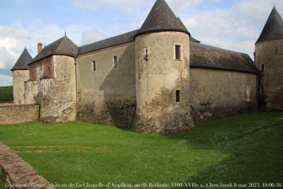 photographie “Le Jour ni l’Heure 6169 : château de La Chapelle-d’Angillon, ou de Béthune, 1100-XVIIe s., La Chapelle-d’Angillon, Cher, Boisbelle, Berry, lundi 8 mai 2023, 18:06:36” par Renaud Camus — www.renaud-camus.net — Béthune, château de Béthune, Cher, Sully, Alain-Fournier, Angillon, Chapelle-d'Angillon, Boisbelle, principauté de Boisbelle, royaume de Boisbelle, Berry, Berri