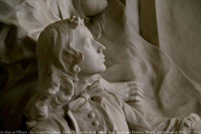 photographie “Le Jour ni l’Heure 8317 : Louis de France, “le Grand Dauphin”, 1661-1711, socle de la statue, 1900-1911, de son précepteur, Bossuet, 1627-1704, par Ernest Dubois, 1863-1931, cathédrale de Meaux, Seine-&-Marne, Île-de-France, jeudi 16 août 2012, 17:33:42” par Renaud Camus — www.renaud-camus.net — sculpture, sculpteur, sculptor, cathedral, aigle de Meaux, Louis de Bourbon, Louis XIV