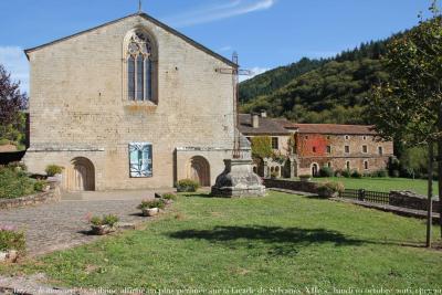 photographie “« Arrêtez le massacre ! » — vilaine affiche en plus périmée défigurant la façade de l’église abbatiale, XIIe s., Sylvanès, Aveyron, Occitanie, lundi 10 octobre 2016, 14:17:20” par Renaud Camus — www.renaud-camus.net — Sylvanès, abbaye de Sylvanès, Aveyron, « Arrêtez le massacre ! », vandales, vandalisme, signalisation, affiche, panneau, désignalisation, roman, romane, architecture romane, Festival de Sylvanès