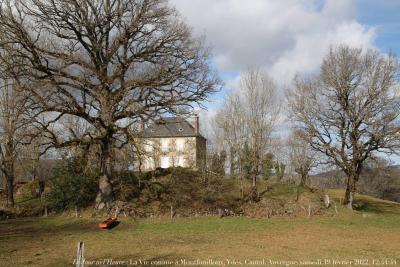 photographie “Le Jour ni l\'Heure : La Vie comme à Montfouilloux, Ydes, Cantal, Auvergne, samedi 19 février 2022, 12:44:44” par Renaud Camus — www.renaud-camus.net — Le Jour ni l'Heure, La Vie comme à, Montfouilloux, Ydes, Cantal, Auvergne, samedi 19 février 2022, 12:44:44, maison, volets fermés, house, mansion, manoir