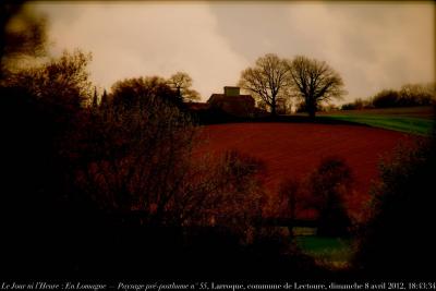 photographie “Le Jour ni l’Heure 9511 : En Lomagne — Paysage pré-posthume n° 55, Larroque, commune de Lectoure, Gers, Gascogne, Midi-Pyrénées, France, Pâques, dimanche 8 avril 2012, 18:43:34” par Renaud Camus — www.renaud-camus.net — landscape, Printemps, spring, Un printemps froid, Plieux, ciel, sky, silo, hameau, hamlet, Gascony