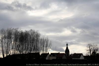 photographie “Le Jour ni l’Heure 2681 : La Vie comme à Condé-sur-l’Escaut, Nord, lundi 25 novembre 2013, 14:30:12” par Renaud Camus — www.renaud-camus.net — paysage, landscape, murailles, clocher, remparts, arbres, trees, fortifications