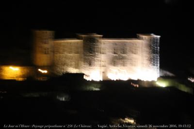 photographie “Le Jour ni l’Heure 9212 : Paysage préposthume n° 258 (Le Château) — Vogüé, Ardèche, Vivarais, samedi 26 novembre 2016, 19:43:12” par Renaud Camus — www.renaud-camus.net — Paysage préposthume n° 258, préposthume, Le Château, Voguë, Ardèche, Vivarais, nuit, nocturne