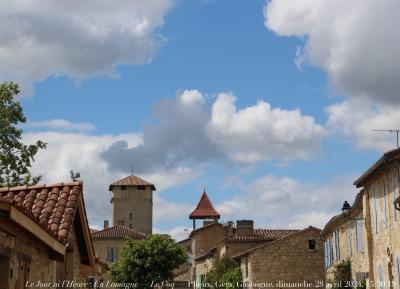 photographie “Le Jour ni l’Heure 5485 : en Lomagne — Le Coq — Plieux, Gers, Gascogne, dimanche 28 avril 2024, 15: 30:19” par Renaud Camus — www.renaud-camus.net — Plieux, village, coq, le Coq, girouette, tour, château, chapeau de gendarme, rampe, Lomagne, En Lomagne, Gers, Gascogne