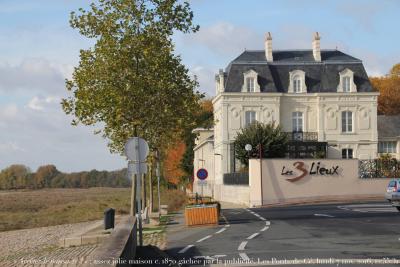 photographie “« Arrêtez le massacre ! » 8293 : assez jolie maison, c. 1870, dans un beau site, gâchée par la signalisation publicitaire, Les Ponts-de-Cé, Maine-et-Loire, lundi 7 novembre 2016, 12:55:31” par Renaud Camus — www.renaud-camus.net — Les 3 Lieux, Les Trois Lieux, Les Pont-de-Cé, Ponts-de-Cé, hôtel, restaurant, « Arrêtez le massacre ! », Au Pays des Vandales, Vandales, vandalisme, vandalism, Maine-et-Loire, 7 novembre 2016