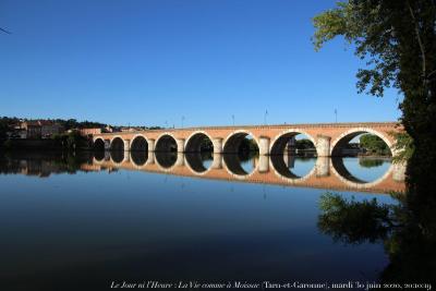 photographie “Le Jour ni l’Heure 4928 : La Vie comme à Moissac (Tarn-et-Garonne) — pont Napoléon sur le Tarn, 1812-1829, inauguré en 1852 (?), mardi 30 juin 2020, 20:10:19” par Renaud Camus — www.renaud-camus.net — Moissac, Tarn-et-Garonne, La Vie comme à Moissac, pont Napoléon, pont Marie-Thérèse, Tarn, rivière Tarn, rivière, Occitanie, 30 juin 2020