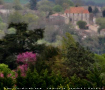 photographie “Le Jour ni l‘Heure 5228 : En Lomagne — château de Gramont, XIIIe-XVIe s., Tarn-et-Garonne, vu du château de Plieux, Gers, Gascogne, vendredi 14 avril 2023, 11:05:03” par Renaud Camus — www.renaud-camus.net — Gramont, château de Gramont, Tarn-et-Garonne, Plieux, Gers, Gascogne, 13 avril 2023