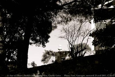 photographie “Le Jour ni l’Heure 3689 : En Lomagne — Jardins dans l’île de Plios, Grande Grèce — Plieux, Gers, Gascogne, mercredi 24 avril 2013, 17:22:45” par Renaud Camus — www.renaud-camus.net — paysage, landscape, buste, bust, statue, sculpture, Le Coz, garden