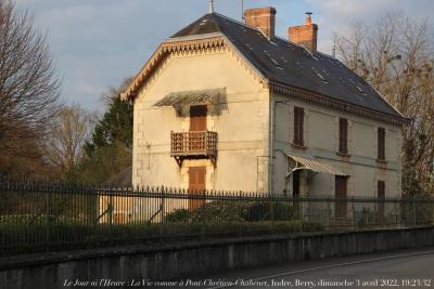 photographie “Le Jour ni l\'Heure : La Vie comme au Pont-Chrétien-Chabenet, Indre, Berry, dimanche 3 avril 2022, 19:23:32” par Renaud Camus — www.renaud-camus.net — La Vie comme au Pont-Chrétien-Chabenet, Indre, Berry, dimanche 3 avril 2022, 19:23:32, Napoléon III, couchant, doré, jardin, grilles, Le Pont-Chrétien-Chabenet