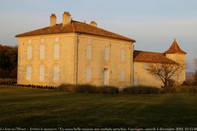 photographie “Le Jour ni l\'Heure 4867 : Arrêtez le massacre ! Crépi ancien arraché, Gascogne, samedi 4 décembre 2010, 16:43:40” par Renaud Camus — www.renaud-camus.net — architecture, crépi, arrachage, maison, house, hus, casa, Gascony, Stop landscape management disaster