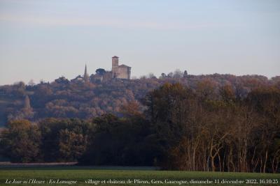 photographie “Le Jour ni l‘Heure 1361 : En Lomagne — village et château de Plieux, Gers, Gascogne, dimanche 11 décembre 2022, 16:10:25” par Renaud Camus — www.renaud-camus.net — Plieux, village, clocher, château, château de Plieux, Gers, Gascogne, Lomagne, En Lomagne