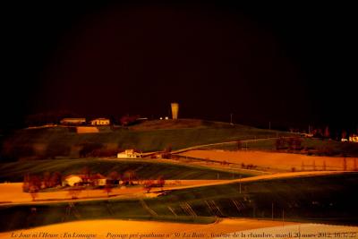 photographie “Le Jour ni l’Heure 8635 : En Lomagne — Paysage pré-posthume n° 50 (La Butte) — fenêtre de la chambre, Plieux, Gers, Gascogne, mardi 20 mars 2012, 16:37:27” par Renaud Camus — www.renaud-camus.net — landscape, château d’eau, window, Mirdoux, Gascony