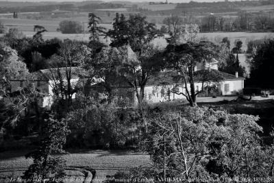 photographie “Le Jour ni l’Heure 4771 : Fenêtre de la bibliothèque — manoir d’Enduré, XVIII-XIXe s., Plieux, Gers, Gascogne, jeudi 11 avril 2024, 18:42:28” par Renaud Camus — www.renaud-camus.net